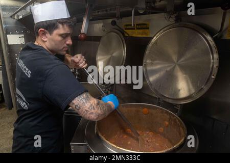 220926-N-EH998-1060 BAB AL MANDEB (SETTEMBRE 26, 2022) Specialista culinario Seaman Jordan Garcia prepara stufato a bordo del cacciatorpediniere missilistico guidato USS Nitze (DDG 94) mentre transita nel Bab al Mandeb, 26 settembre. Nitze viene impiegato nell'area operativa della flotta statunitense 5th per garantire la sicurezza e la stabilità marittima nella regione del Medio Oriente. Foto Stock