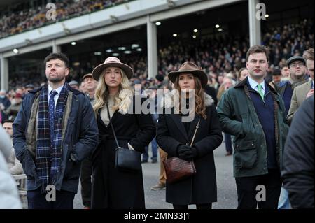 Corse di cavalli all'ippodromo di Cheltenham, Prestbury Park il giorno delle prove a gennaio in vista del Gold Cup National Hunt Festival che mostra il miglior salto r Foto Stock