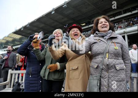 Corse di cavalli all'ippodromo di Cheltenham, Prestbury Park il giorno delle prove a gennaio in vista del Gold Cup National Hunt Festival che mostra il miglior salto r Foto Stock