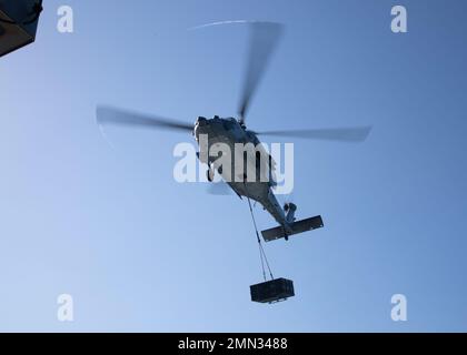 Un MH-60s Knighthawk, attaccato ai 'tridenti' di Helicopter Sea Combat Squadron (HSC) 9, trasporta munizioni durante un carico di munizioni per la prima portaerei della classe USS Gerald R. Ford (CVN 78), 26 settembre 2022. Ford è in corso nell'Oceano Atlantico che conduce le qualifiche dei vettori e workups per un dispiegamento programmato questo autunno. Foto Stock