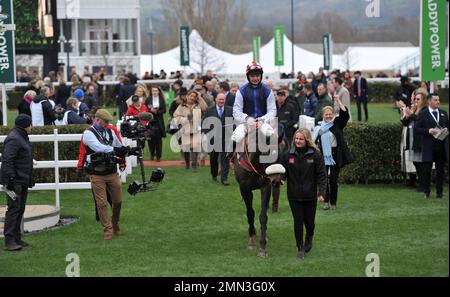 Gara tre. La Glenfarclas Cross Country Chase. Vincitore della gara Back on the Lash guidato dall'ippodromo Sean Bowen all'ippodromo di Cheltenham, Prestbu Foto Stock