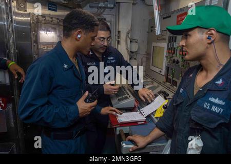 220927-N-EH998-1043 GOLFO DI ADEN (27 settembre 2022) i marinai partecipano a esercitazioni di squadra di ingegneria a bordo del cacciatorpediniere missilistico guidato USS Nitze (DDG 94) nel Golfo di Aden, 27 settembre. Nitze viene impiegato nell'area operativa della flotta statunitense 5th per garantire la sicurezza e la stabilità marittima nella regione del Medio Oriente. Foto Stock