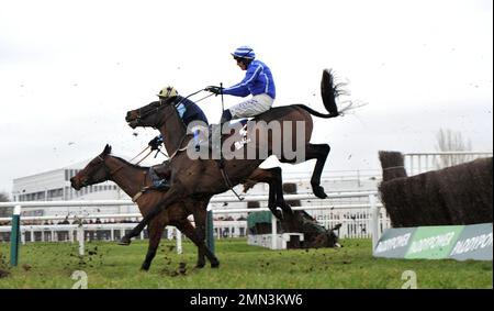 Quarta gara l'Albert Bartlett Clarence House Chase. Edwardstone guidato da Tom Cannon (in parte oscurato) salta l'ultimo davanti a Energumene ridendo b Foto Stock