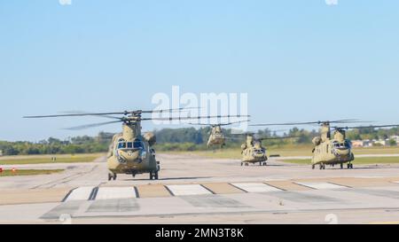 Soldati da 101st Brigata di Aviazione di combattimento (CAB), 101st Divisione di trasporto aereo (Air Assault), ottengono nella posizione per iniziare la loro operazione di missione letale ombra, il 27 settembre 2022, a ft. Campbell, Ky. Lo scopo della missione era di testare le capacità della CABINA 101 conducendo un assalto aereo a lungo raggio. Foto Stock