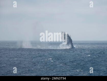 220927-N-XK462-1150 OCEANO PACIFICO (27 settembre 2022) il cacciatorpediniere missilistico guidato di classe Arleigh Burke USS Wayne E. Meyer (DDG 108) conduce un'esercitazione di fuoco vivo con USS Decatur (DDG 73) e USS Chung Hoon (DDG 93). Wayne E. Meyer è attualmente in collaborazione con Nimitz Carrier Strike Group in preparazione di un'imminente implementazione. Foto Stock