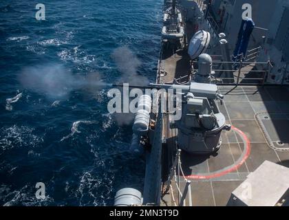 220927-N-XK462-1030 OCEANO PACIFICO (27 settembre 2022) il cacciatorpediniere missilistico guidato di classe Arleigh Burke USS Wayne E. Meyer (DDG 108) conduce un'esercitazione di fuoco vivo con USS Decatur (DDG 73) e USS Chung Hoon (DDG 93). Wayne E. Meyer è attualmente in collaborazione con Nimitz Carrier Strike Group in preparazione di un'imminente implementazione. Foto Stock