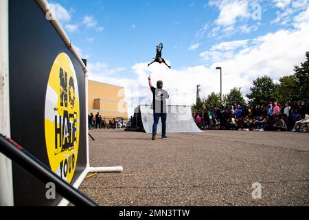 DaN Sieg, al centro, il comunicatore di massa del No Hate Tour, punta ad Alex Leibrock, uno dei quattro piloti BMX dell'evento, mentre esegue una stunt a Detroit, Michigan, 27 settembre 2022. Marines dalla stazione di reclutamento Cleveland ha partecipato all'evento per parlare con la comunità locale del corpo dei Marine. Il tour No Hate viaggia nel paese mostrando trucchi BMX alle assemblee delle scuole superiori e fornisce agli studenti un messaggio sul bullismo. Foto Stock