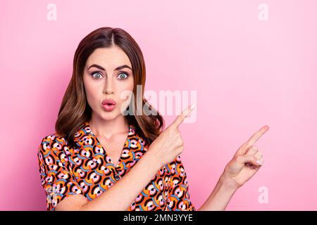 Ritratto fotografico di bella giovane ragazza impressionato plump labbra punto vuoto spazio vestito elegante stampa vestito isolato su sfondo di colore rosa Foto Stock