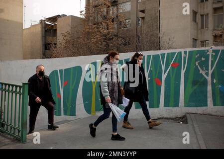 Teheran, Teheran, Iran. 29th Jan, 2023. Due donne iraniane senza coprire il loro capo sciarpa islamico obbligatorio passano un muro murale in via Karimkhan nel centro di Teheran, Iran, il 29 gennaio 2023. Dalla metà di settembre, l'Iran è scosso dalle proteste antigovernative che sono state accese dalla morte di una donna detenuta dalla polizia morale del paese. Le manifestazioni si sono rapidamente aggravate in inviti a porre fine a più di quarant'anni di governo clericale del paese. (Credit Image: © Rouzbeh Fouladi/ZUMA Press Wire) SOLO PER USO EDITORIALE! Non per USO commerciale! Foto Stock