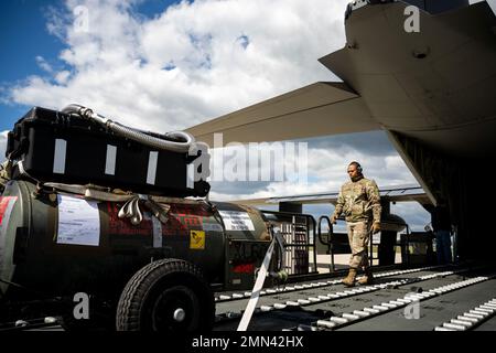 U.S. Air Force 88th Logistics Readiness Squadron Contractor scarica il carico da un MC-130J Combat Talon II Aircraft assegnato al 1st Special Operations Wing in Hurlburt Field, Florida, dopo che si è trasferito temporaneamente alla base dell'aeronautica militare Wright-Patterson, Ohio, durante l'uragano Ian, 27 settembre 2022. La base aerea 88th Wing Airmen ha fornito la resistenza attraverso il supporto mentre gli aerei e gli equipaggi degli impianti colpiti dall'uragano sono arrivati alla ricerca di sicurezza. Foto Stock