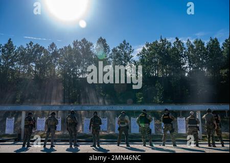 Gli ufficiali di polizia degli Stati Uniti assegnati alle squadre di Myrtle Beach e Sumter Police Department Special Weapons and Tactics (SWAT) partecipano a esercitazioni avanzate sulle armi da fuoco durante il 2022 SWAT Summit alla South Carolina Criminal Justice Academy, Columbia, South Carolina, 27 settembre 2022. Il team SWAT del Columbia Federal Bureau of Investigation (FBI) ospita il summit di quest'anno, condividendo le proprie tecniche in Close Quarter Combat (CQB), pianificazione delle missioni, tattiche e esercitazioni a distanza con i reparti partner. Foto Stock