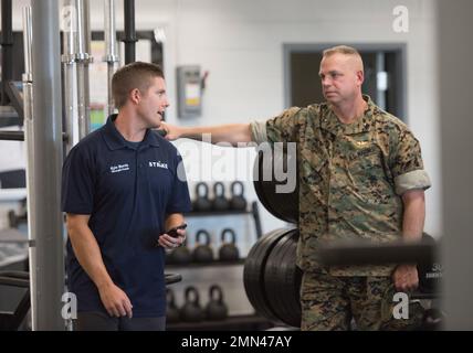 220927-N-YR675-9622 VIRGINIA BEACH (SETT. 27, 2022) - il generale del brigadiere Marcus Annibale, direttore della guerra di spedizione (OPNAV N95) parla con Kyle Morris, allenatore della forza D'ATTACCO dell'EOD, del programma DI SCIOPERO e della struttura di addestramento durante una visita al gruppo due di smaltimento delle ordigni esplosive (EODGRU 2). EOD STRIKE è un programma di benessere olistico che protegge gli individui e le squadre della forza EOD della Marina dallo stress debilitante attraverso l'adattabilità, il recupero e la crescita nei domini del benessere personale, sociale, cognitivo e fisico. Foto Stock