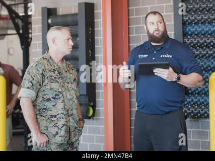220927-N-YR675-9616 VIRGINIA BEACH (SETT. 27, 2022) - il generale del brigadiere Marcus Annibale, direttore di Expeditionary Warfare (OPNAV N95) parla con Spence Webb, allenatore EOD STRIKE Strength, del programma DI SCIOPERO EOD e della struttura di addestramento durante una visita al gruppo di smaltimento delle ordigni esplosive Two (EODGRU 2). EOD STRIKE è un programma di benessere olistico che protegge gli individui e le squadre della forza EOD della Marina dallo stress debilitante attraverso l'adattabilità, il recupero e la crescita nei domini del benessere personale, sociale, cognitivo e fisico. Foto Stock