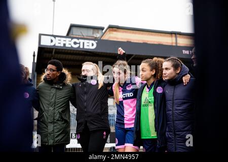 Personale e giocatori di Dulwich Hamlet FC Women durante un huddle post-partita Foto Stock