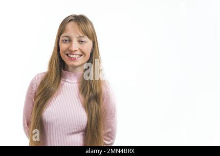 Giovane donna con capelli lunghi in vita guardando la macchina fotografica, in piedi su uno sfondo bianco. Foto di alta qualità Foto Stock