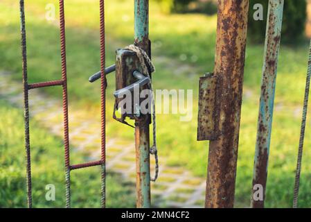 Aprire la porta che conduce al cortile. Portone arrugginito, sporco, abbandonato, pronto per lo spreco. Foto di alta qualità Foto Stock