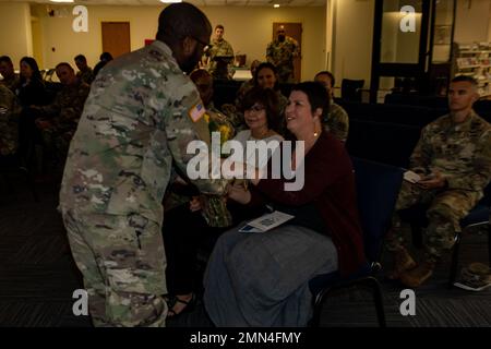 Gwen Goodbar, un nativo dell'Ohio e coniuge di Chaplain (Lt. Col.) John E. Scott, accetta le rose gialle durante una cerimonia di assunzione di stole alla Marne Chapel a Fort Stewart, Georgia, 28 settembre 2022. La cerimonia ha formalmente riconosciuto Scott come nuovo cappellano di divisione per 3rd ID. Foto Stock