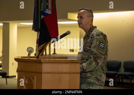 Cappellano (col.) Michael F. McDonald, il cappellano di comando per la divisione fanteria 3rd, Fort Stewart e Hunter Army Airfield, parla a illustri ospiti e famiglie durante una cerimonia di assunzione di stole per Chaplain (Lt. Col.) John E. Scott, il nuovo cappellano di divisione per 3rd ID, alla Marne Chapel a Fort Stewart, Georgia, 28 settembre 2022. McDonald officiò la cerimonia e concesse una stola a Scott per riconoscerlo formalmente come cappellano della Marne Division. Foto Stock