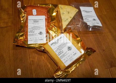 salmone scozzese affumicato caldo affumicato stillton affumicato freddo e cheddar affumicato cibo dall'artigiano galloway affumicato scotland uk Foto Stock