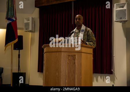 Cappellano (Lt. Col.) John E. Scott, il nuovo cappellano della divisione fanteria 3rd, parla a illustri ospiti e famiglie durante una cerimonia di assunzione di stole alla Marne Chapel a Fort Stewart, Georgia, 28 settembre 2022. La cerimonia ha formalmente riconosciuto Scott come nuovo cappellano di divisione per 3rd ID. “Voglio che i soldati, i membri della famiglia e i civili di questa grande divisione sappiano che le loro squadre del Ministero delle unità si occupano di loro e sono qui per servirli”, ha affermato Scott. Foto Stock