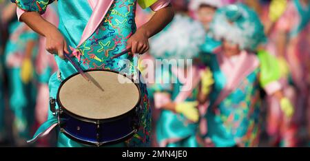 Musiche di Carnevale suonate a batteria da musicisti dai colori vivaci Foto Stock