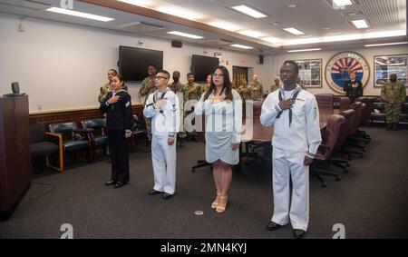 I marinai e i familiari con sede a Sasebo recitano il pegno di Allegiance degli Stati Uniti d'America durante una cerimonia di naturalizzazione al Comandante, Fleet Activities Sasebo 28 settembre 2022. STATI UNITI Citizenship and Immigration Services and Region Legal Service Office Western Pacific ha collaborato per condurre la cerimonia di naturalizzazione al CFAS consentendo ai marinai di diventare cittadini degli Stati Uniti. Foto Stock
