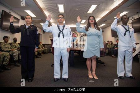 I marinai e i familiari con sede a Sasebo si impegnano a dare il giuramento di naturalizzazione di Allegiance agli Stati Uniti d'America durante una cerimonia di naturalizzazione al Comandante, Fleet Activities Sasebo 28 settembre 2022. STATI UNITI Citizenship and Immigration Services and Region Legal Service Office Western Pacific ha collaborato per condurre la cerimonia di naturalizzazione al CFAS consentendo ai marinai di diventare cittadini degli Stati Uniti. Foto Stock