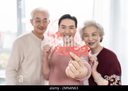 Felice tre nel taglio della carta Foto Stock