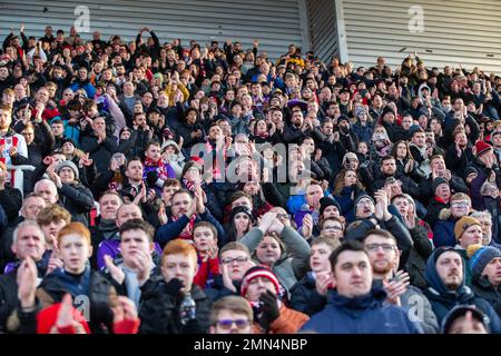 Tifosi e tifosi di calcio applaudono e allietano la loro squadra dallo stand durante la partita Foto Stock