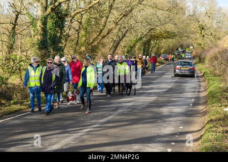 Alderholt, Dorset, Inghilterra, Regno Unito, 30th gennaio 2023. Le persone provenienti dal tranquillo villaggio e dalle aree circostanti si riuniscono per protestare contro la decisione del Consiglio della contea di Hampshire di consentire lo sviluppo di un grande sito di estrazione della ghiaia presso la Midgham Farm. Lo sviluppo proposto nei campi verdi alle porte del villaggio si trova all'interno del confine dell'Hampshire e ha obiezioni da parte del consiglio della contea di Dorset, dei consigli comunali locali, dei politici e dei manifestanti con il nome di gruppo residenti contro l'estrazione di ghiaia – RAGE. Credit: Paul Biggins/Alamy Live News Foto Stock