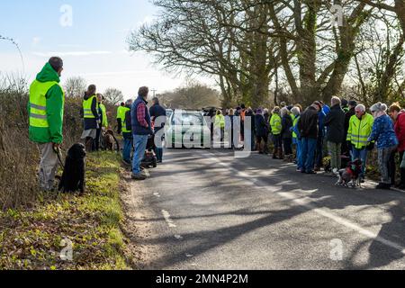 Alderholt, Dorset, Inghilterra, Regno Unito, 30th gennaio 2023. Le persone provenienti dal tranquillo villaggio e dalle aree circostanti si riuniscono per protestare contro la decisione del Consiglio della contea di Hampshire di consentire lo sviluppo di un grande sito di estrazione della ghiaia presso la Midgham Farm. Lo sviluppo proposto nei campi verdi alle porte del villaggio si trova all'interno del confine dell'Hampshire e ha obiezioni da parte del consiglio della contea di Dorset, dei consigli comunali locali, dei politici e dei manifestanti con il nome di gruppo residenti contro l'estrazione di ghiaia – RAGE. Credit: Paul Biggins/Alamy Live News Foto Stock