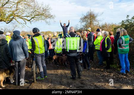 Alderholt, Dorset, Inghilterra, Regno Unito, 30th gennaio 2023. Le persone provenienti dal tranquillo villaggio e dalle aree circostanti si riuniscono per protestare contro la decisione del Consiglio della contea di Hampshire di consentire lo sviluppo di un grande sito di estrazione della ghiaia presso la Midgham Farm. Lo sviluppo proposto nei campi verdi alle porte del villaggio si trova all'interno del confine dell'Hampshire e ha obiezioni da parte del consiglio della contea di Dorset, dei consigli comunali locali, dei politici e dei manifestanti con il nome di gruppo residenti contro l'estrazione di ghiaia – RAGE. Credit: Paul Biggins/Alamy Live News Foto Stock