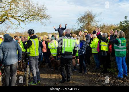 Alderholt, Dorset, Inghilterra, Regno Unito, 30th gennaio 2023. Le persone provenienti dal tranquillo villaggio e dalle aree circostanti si riuniscono per protestare contro la decisione del Consiglio della contea di Hampshire di consentire lo sviluppo di un grande sito di estrazione della ghiaia presso la Midgham Farm. Lo sviluppo proposto nei campi verdi alle porte del villaggio si trova all'interno del confine dell'Hampshire e ha obiezioni da parte del consiglio della contea di Dorset, dei consigli comunali locali, dei politici e dei manifestanti con il nome di gruppo residenti contro l'estrazione di ghiaia – RAGE. Credit: Paul Biggins/Alamy Live News Foto Stock