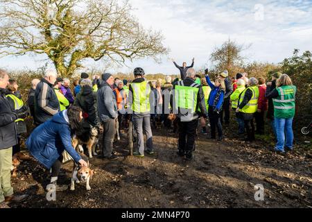 Alderholt, Dorset, Inghilterra, Regno Unito, 30th gennaio 2023. Le persone provenienti dal tranquillo villaggio e dalle aree circostanti si riuniscono per protestare contro la decisione del Consiglio della contea di Hampshire di consentire lo sviluppo di un grande sito di estrazione della ghiaia presso la Midgham Farm. Lo sviluppo proposto nei campi verdi alle porte del villaggio si trova all'interno del confine dell'Hampshire e ha obiezioni da parte del consiglio della contea di Dorset, dei consigli comunali locali, dei politici e dei manifestanti con il nome di gruppo residenti contro l'estrazione di ghiaia – RAGE. Credit: Paul Biggins/Alamy Live News Foto Stock