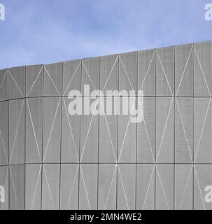 Rivestimento in rete di alluminio della facciata esterna. F51 Skatepark, Folkestone, Regno Unito. Architetto: Hollaway Studio, 2022. Foto Stock