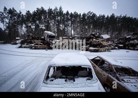 Irpin, Ucraina - 27 gennaio 2023: Auto distrutte durante l'attacco della Russia all'Ucraina. Le forze militari russe entrarono nel territorio ucraino il 24 febbraio 2022. (Foto di Kish Kim / Sipa USA) Foto Stock