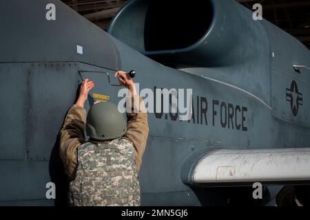 Un aviatore assegnato al 319th Aircraft Maintenance Squadron rimuove un pannello da un RQ-4 Global Hawk Block 40 Aircraft 27 settembre 2022, durante Readiness Exercise Validation Global Griffin 09-22 presso la base dell'aeronautica di Grand Forks, North Dakota. I militari assegnati al 319th RW hanno continuato a supportare le operazioni reali durante l'esercizio. Foto Stock