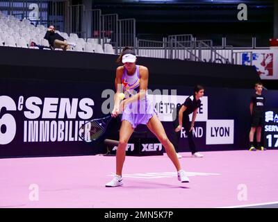 Olga Danilovic (SRB) in azione contro Katie Swan (GBR) durante il torneo Open 6E Sens - Metropole de Lyon, WTA 250 il 29 gennaio 2023 al Palais des Sports de Gerland di Lione, Francia - Foto Patrick Cannaux / DPPI Foto Stock