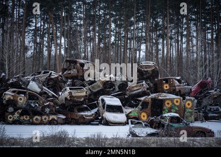 Irpin, Ucraina. 29th Jan, 2023. Irpin, Ucraina - 27 gennaio 2023: Auto distrutte durante l'attacco della Russia all'Ucraina. Le forze militari russe entrarono nel territorio ucraino il 24 febbraio 2022. (Foto di Kish Kim/Sipa USA) Credit: Sipa USA/Alamy Live News Foto Stock