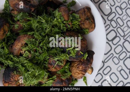 Maiale, manzo, bistecca di agnello. Cena abbondante. Cena di famiglia con green su un piatto bianco. Foto di alta qualità Foto Stock