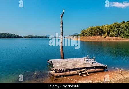 Rafting sul bordo del serbatoio Vajiralongkorn, Khao Laem National Park, Kanchanaburi, Thailandia Foto Stock