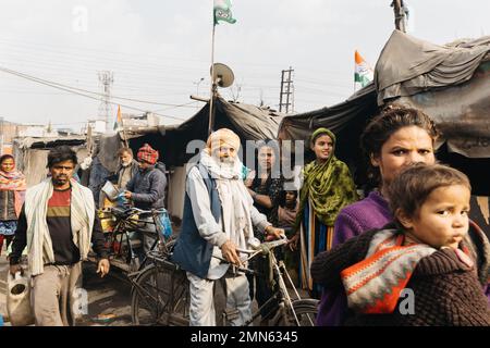 Punjab, India. 12th Jan, 2023. LUDHIANA, PB - GENNAIO 12: Residenti locali in un quartiere musulmano durante un raduno organizzato dal leader del Congresso, Rahul Gandhi a Ludhiana, Punjab, 12 gennaio 2023.(Foto di Elke Scholiers/Sipa USA) Credit: Sipa USA/Alamy Live News Foto Stock