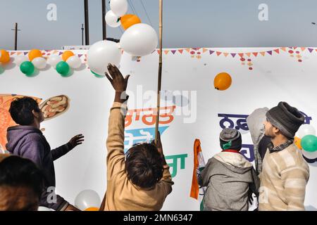 Punjab, India. 12th Jan, 2023. LUDHIANA, PB - GENNAIO 12: I bambini di strada catturano palloncini in un rally organizzato dal leader del Congresso, Rahul Gandhi a Samrala Chowk, Ludhiana, Punjab, Gennaio 12, 2023.(Foto di Elke Scholiers/Sipa USA) Credit: Sipa USA/Alamy Live News Foto Stock