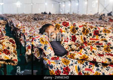 Punjab, India. 12th Jan, 2023. LUDHIANA, PB - GENNAIO 12: Un dipendente del Congresso riposa dopo essere arrivato a Ludhiana, Punjab, 12 gennaio 2023. Ha abbinato il Bharat Jodo Yatra da Khanna a Ludhiana, circa 25km.(Foto di Elke Scholiers/Sipa USA) Credit: Sipa USA/Alamy Live News Foto Stock