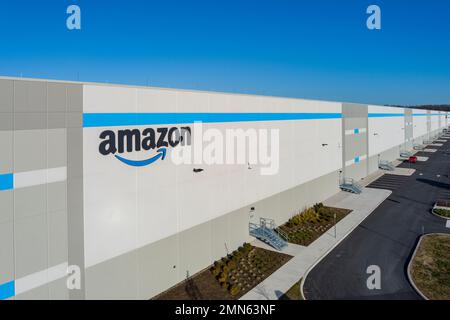 Ripresa aerea del logo Amazon sul lato del magazzino, Pennsylvania, USA Foto Stock