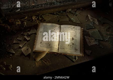 Scartato libro sporco aperto sulla soglia della finestra con vetro rotto, Pennsylvania, Stati Uniti Foto Stock