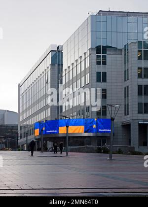 I colori ucraini sono esposti al Parlamento europeo di Bruxelles come segno di solidarietà. Dicembre 2022 Foto Stock