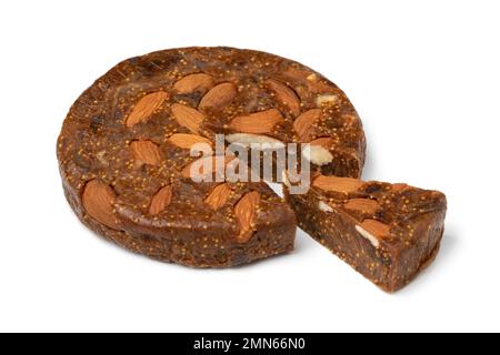 Pane di fico rotondo singolo con mandorle e un pezzo da vicino isolato su fondo bianco Foto Stock