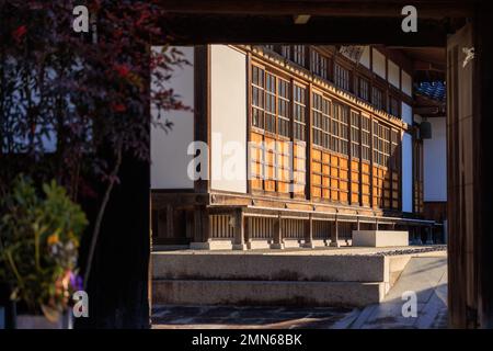 Belle porte scorrevoli in legno nel tradizionale edificio Giapponese Foto Stock