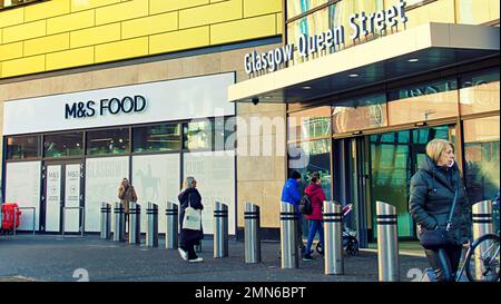 M&S food ora apertura nella stazione di Queen Street Glasgow, Scozia, Regno Unito Foto Stock